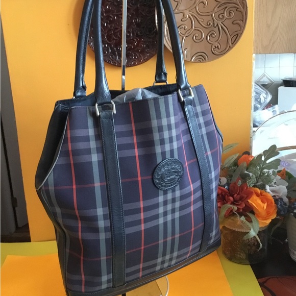 Burberry shoulder bag in excellent use condition 14x14 - Picture 5 of 11